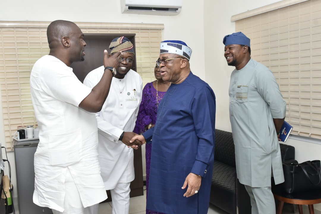 FHANigeria's tweet photo. MD/CE ALSO RECEIVED CHIEF HAASTRUP, THE CHAIRMAN ENL CONSURTIUM. https://t.co/ydgGDH8WJG