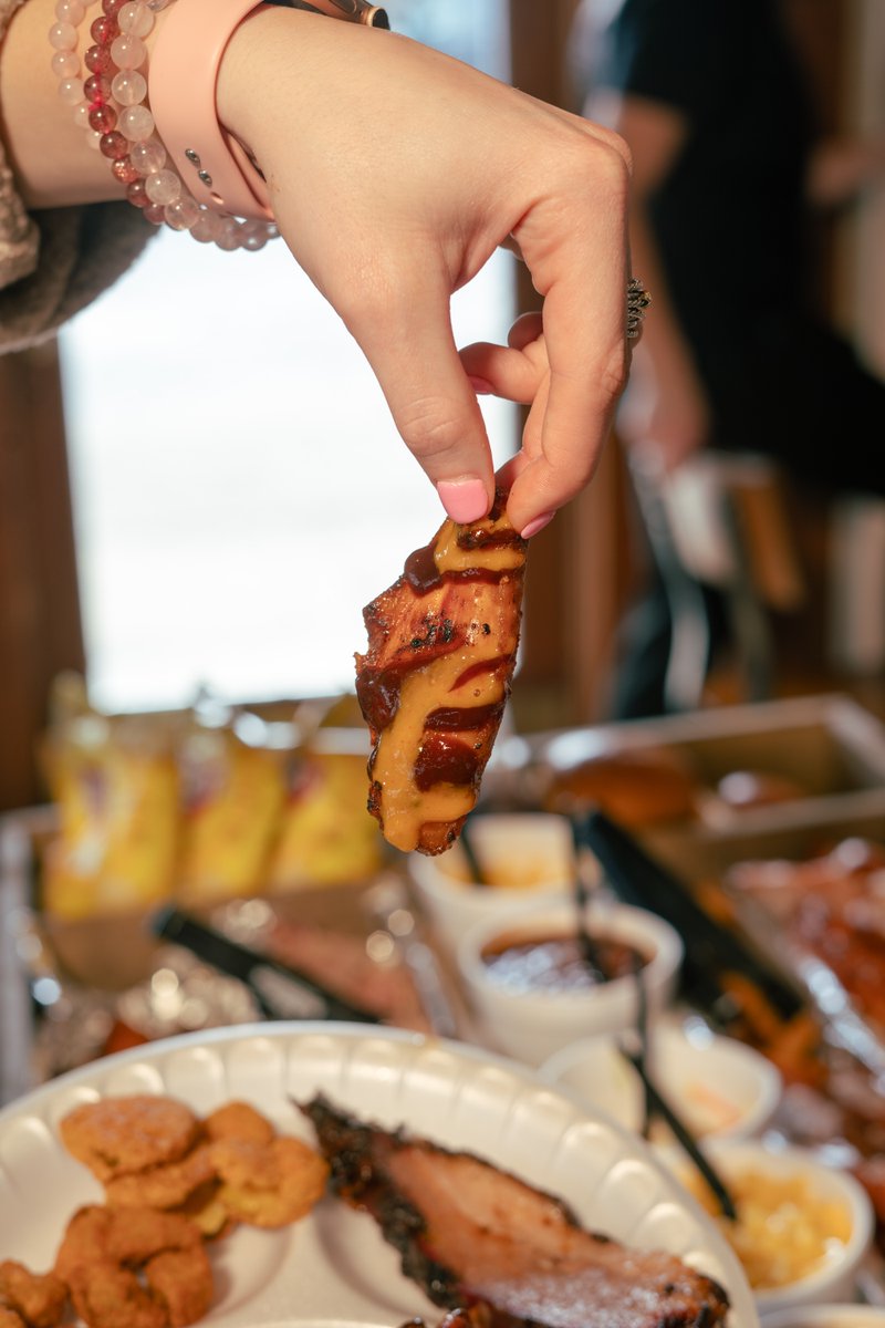 BarBCutie's tweet photo. Are you ready for March Madness?

Get ahead of the game &amp; pre-order your wings for delivery straight to your March Madness party! 🍗🏀

Choose from a variety of sauces: Plain, Mild, Honey-Sweet, Buffalo, Hot, &amp; let the wing madness begin!

#BarBCutie #WingWednesday #MarchMadness https://t.co/AgUT9Ouxgx