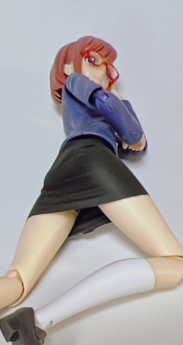 これは美プラ豆知識なんだが、セリアで売ってる黒のニトリル手袋を買ってカッターなどでカットするとタイトスカートが作れるぞ。
QOL爆上がりだぞ。 