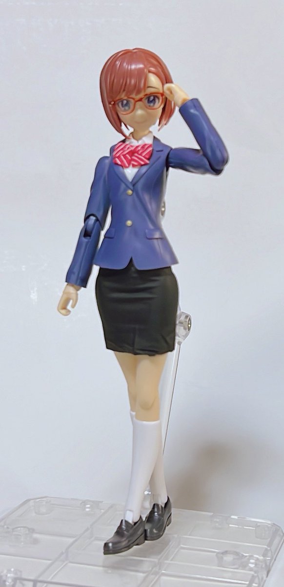 これは美プラ豆知識なんだが、セリアで売ってる黒のニトリル手袋を買ってカッターなどでカットするとタイトスカートが作れるぞ。
QOL爆上がりだぞ。 