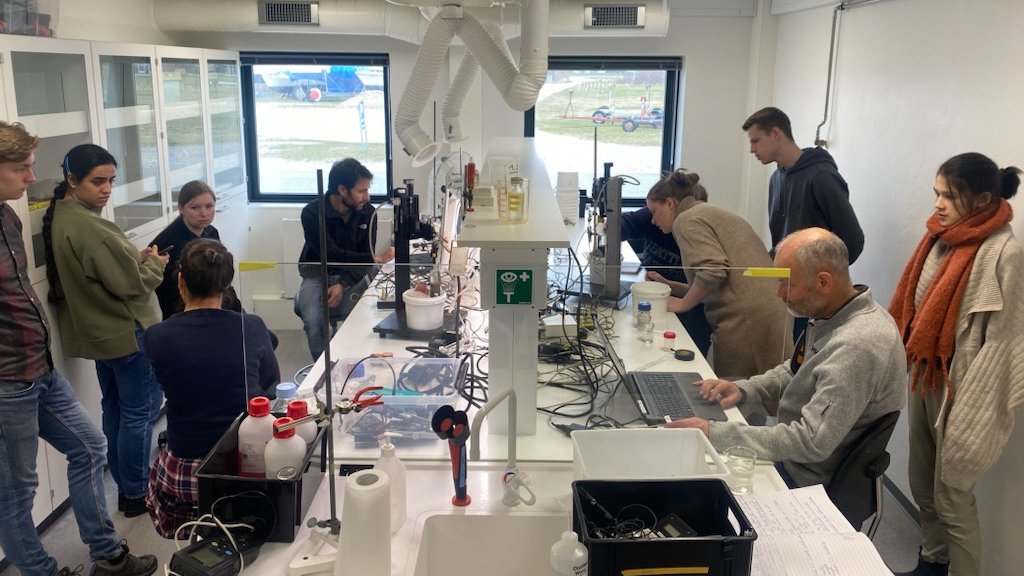 Today our 9 newest recruits are warming up for the annual CEM Retreat, this year taking place at @AarhusUni ‘s Marine Biological Station in northern Jutland. Looking marvelous in waders😊 lots of mud with #cablebacteria was collected following thorough examination in the lab 😅