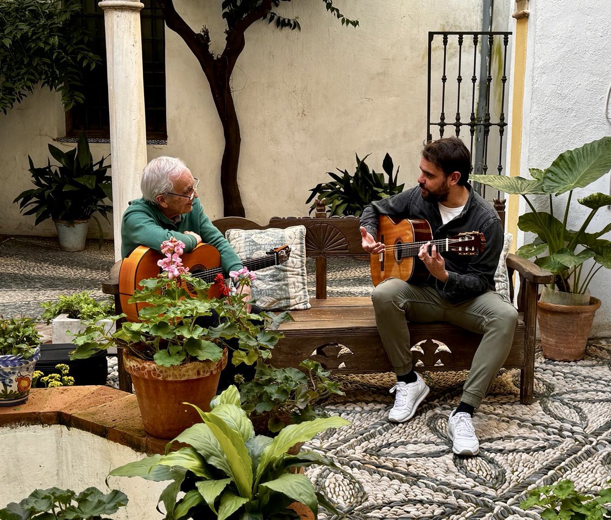 Que honor poder vivir momentos así y crear música junto a él. Enorme el Maestro Paco Peña en todos los sentidos… Regalos de la vida 🙌🏽🙏🏽