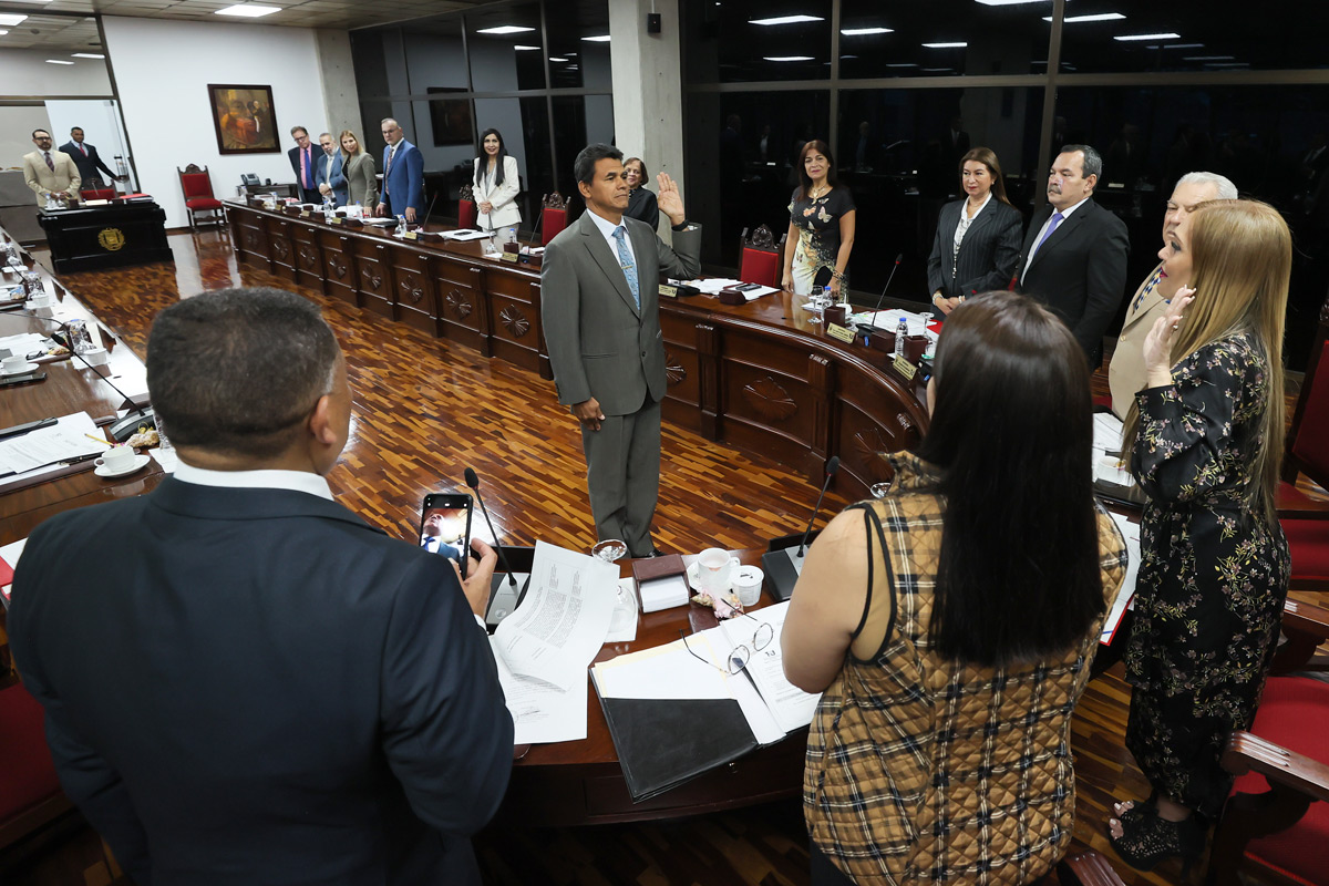 TSJ_Venezuela's tweet image. Magistrado Juan Carlos Hidalgo Pandares es juramentado como vicepresidente de la Sala Político Administrativa del TSJ tsj.gob.ve/-/magistrado-j…

#TSJ
#13marzo