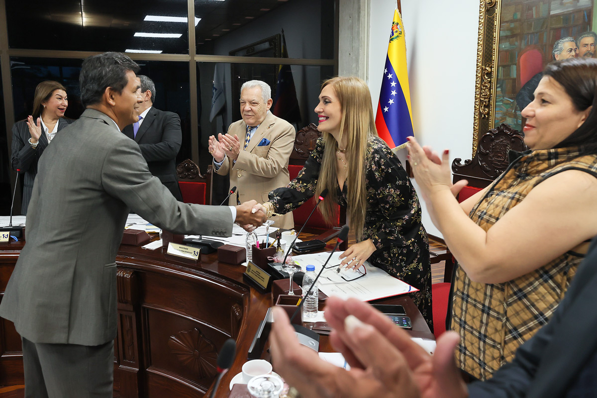 TSJ_Venezuela's tweet image. Magistrado Juan Carlos Hidalgo Pandares es juramentado como vicepresidente de la Sala Político Administrativa del TSJ tsj.gob.ve/-/magistrado-j…

#TSJ
#13marzo