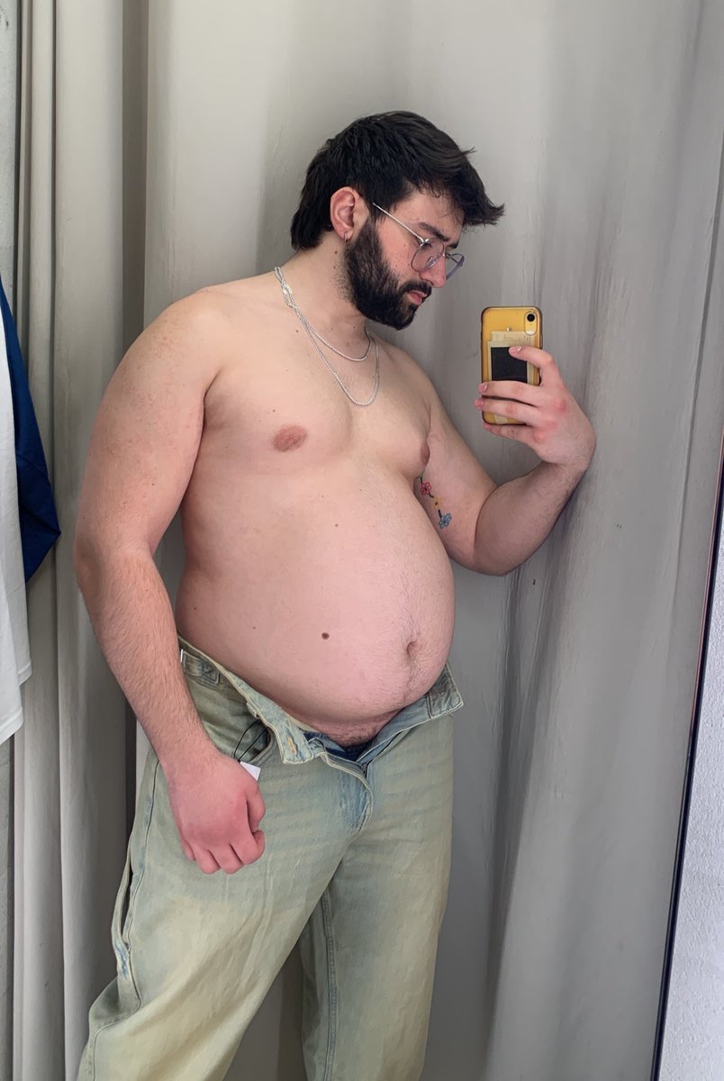 BearyWellFed's tweet photo. Went shopping for new pants today… but nothing fit me anymore 🥴🫠
#bulking #grommr #gaybear 
I need new pants fr tho 😭 https://t.co/NXQAvoRzGU