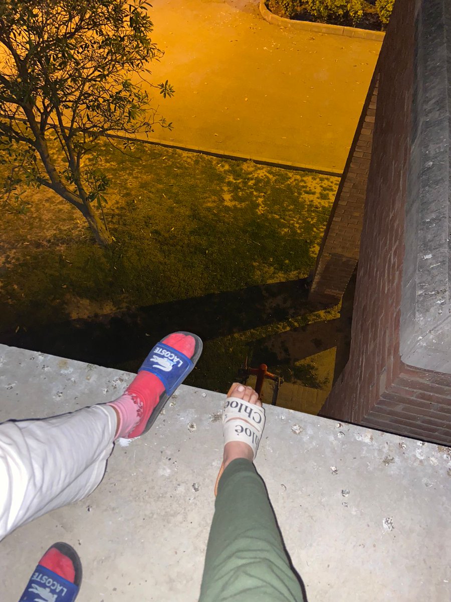 jucylucy101's tweet photo. Explored a new spot on campus, got stuck on a window ledge w window locked, friends couldn't come MBA students wouldn't let them in 🤣🤣🤣 https://t.co/yLE1M28IyT