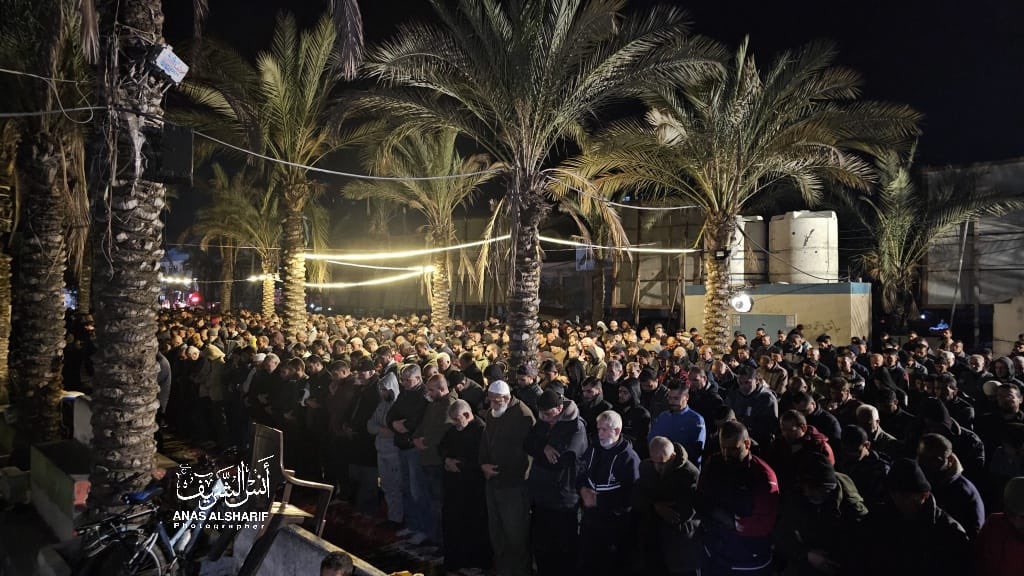 AnasAlSharif0's tweet photo. أهالي مخيم جباليا يؤدون صلاة القيام لليوم الثالث من رمضان https://t.co/1II5NmAIa8