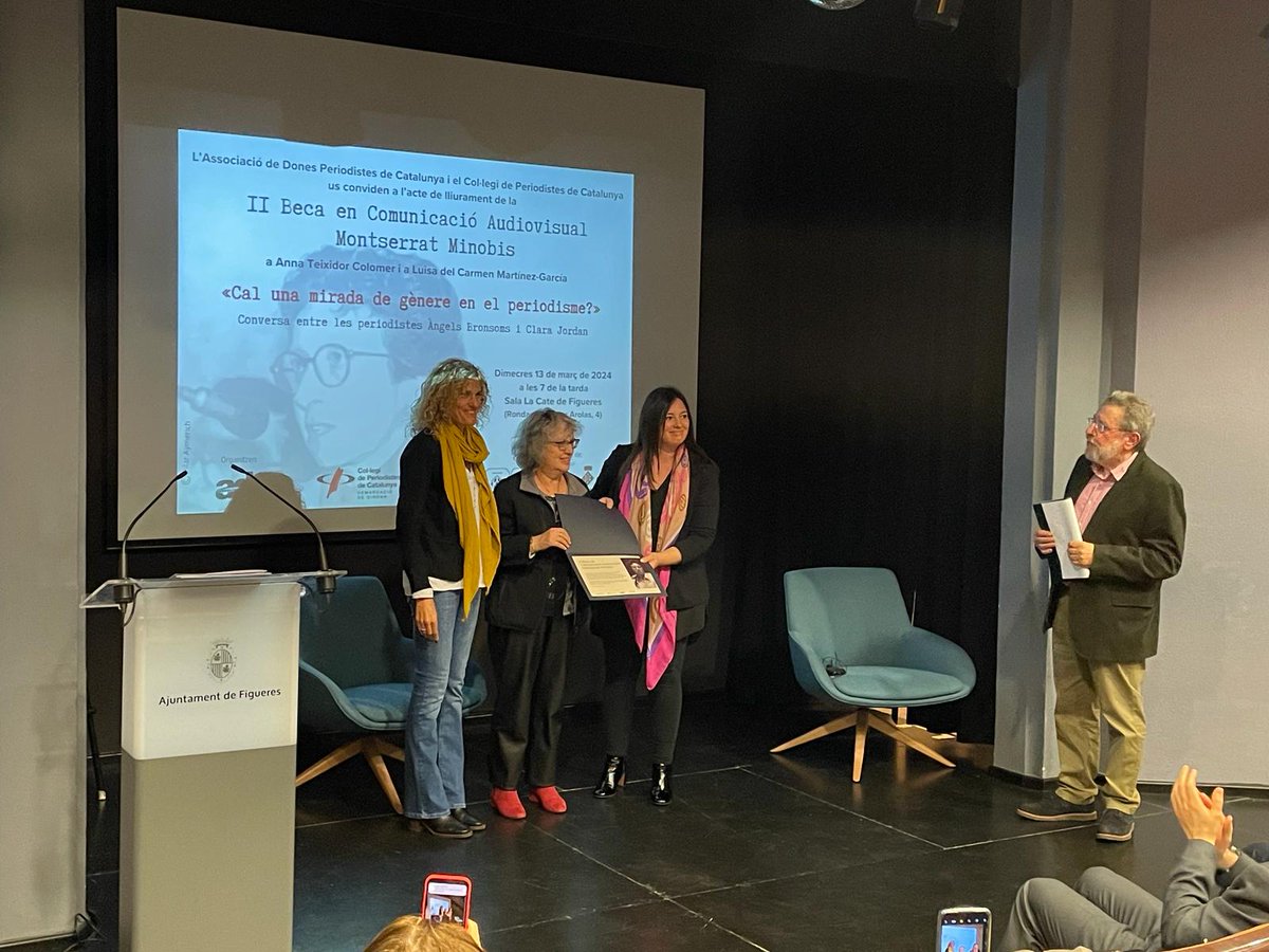 DiputacioGirona's tweet photo. ℹ️ Lliurem la II Beca en Comunicació Audiovisual Montserrat Minobis a la seu de la Cate de Figueres
👏Les periodistes @annateixidorcol i Luisa del Carmen Martínez-García en son les guanyadores.
📍Conversa entre @clarajordanvila i @angelsbronsoms.
👉El diputat Jordi Masquef intervé en la presentació a #Figueres.