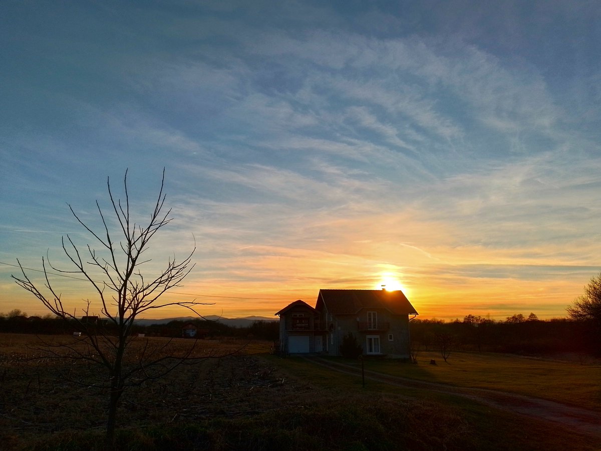 petkovic_b60165's tweet photo. @VisualsbySauter Sunset #mobilephotography #hdr #landsca https://t.co/4qiaRSHQpL