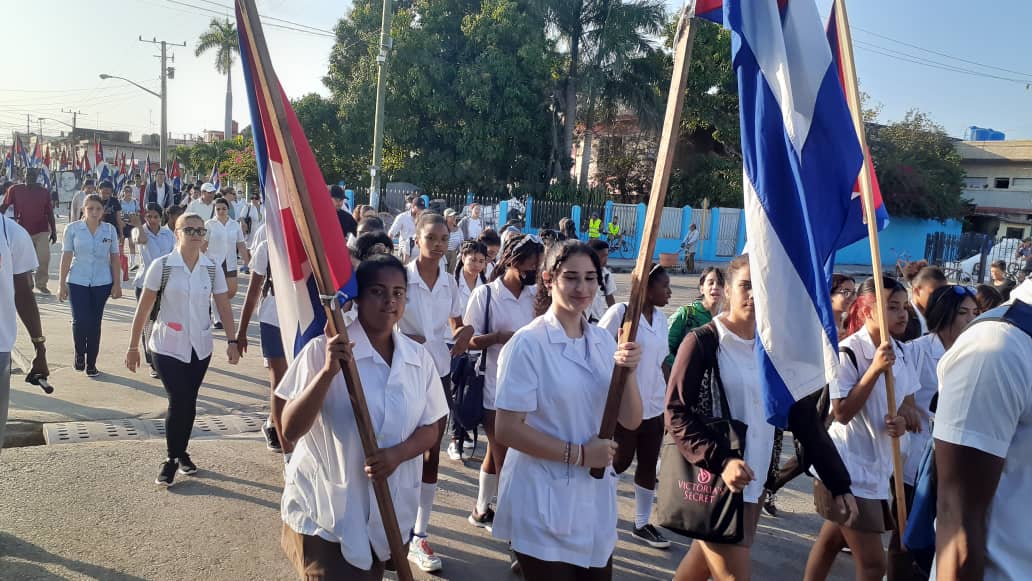 TelebanderaTV's tweet photo. Líderes y pueblo de Cuba, con flores en mano, honran al eterno presidente de la FEU. #JoséAntonioEcheverría #CubaViveEnSuHistoria 
#CardenasEnVictoria https://t.co/Bnb6PLgdAG