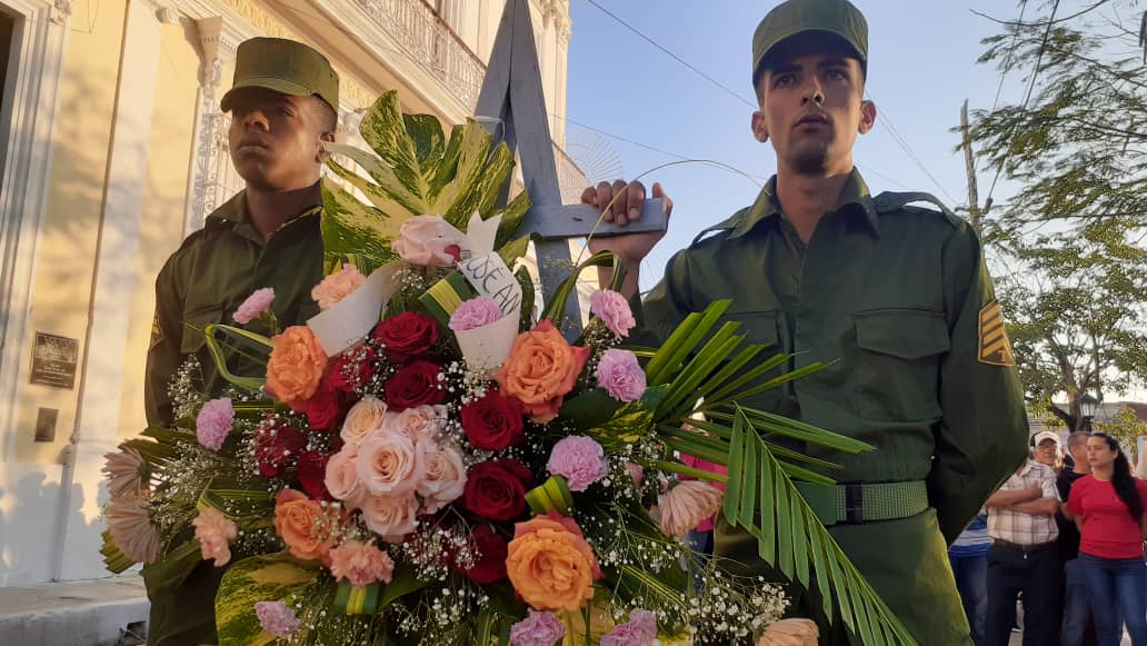 TelebanderaTV's tweet photo. Líderes y pueblo de Cuba, con flores en mano, honran al eterno presidente de la FEU. #JoséAntonioEcheverría #CubaViveEnSuHistoria 
#CardenasEnVictoria https://t.co/Bnb6PLgdAG