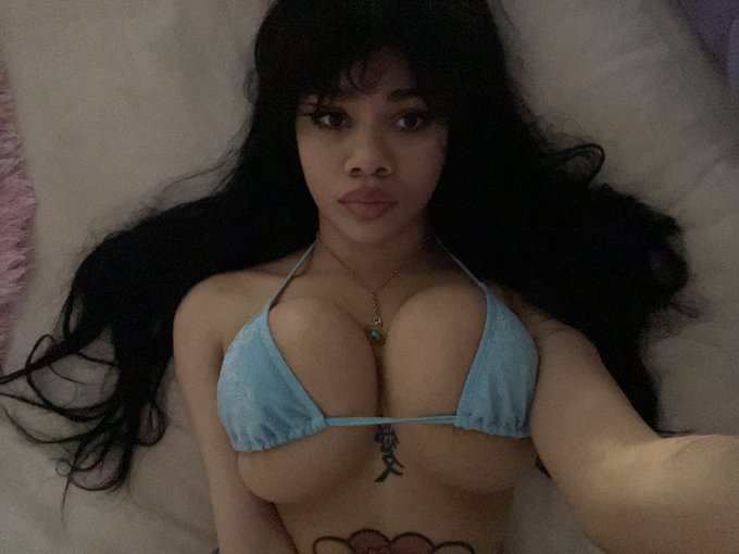 Face n boobs https://t.co/8xUQc299Kg
