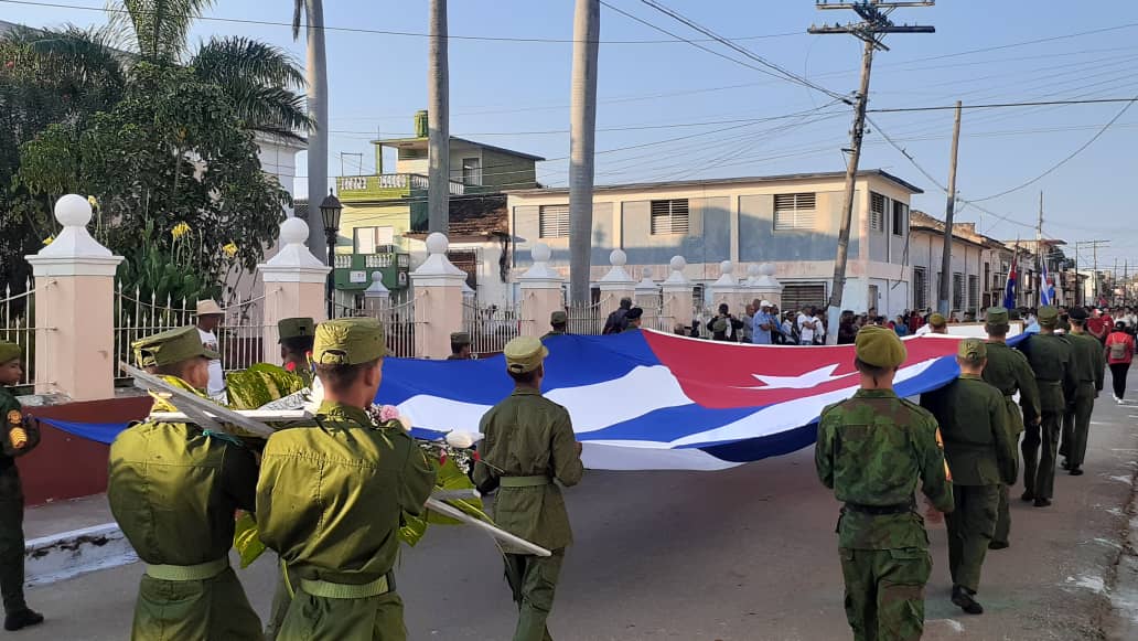 Autoridades como Susely Morfa y Mario Sabines encabezan el desfile en memoria de un héroe cubano.
#CubaViveEnSuHistoria 
#CardenasEnVictoria