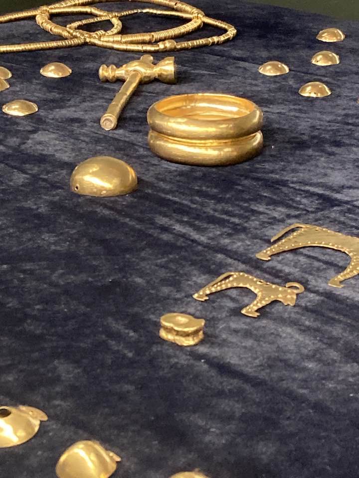 LGMerrick1's tweet photo. In Varna, Bulgaria, reviewing items from 5000 BC, thinking at every case, "Yeah. Conan used that pot. That pot too. That bracelet? Conan knew the lady who wore it. Conan killed that guy." https://t.co/74FC3RLZnU