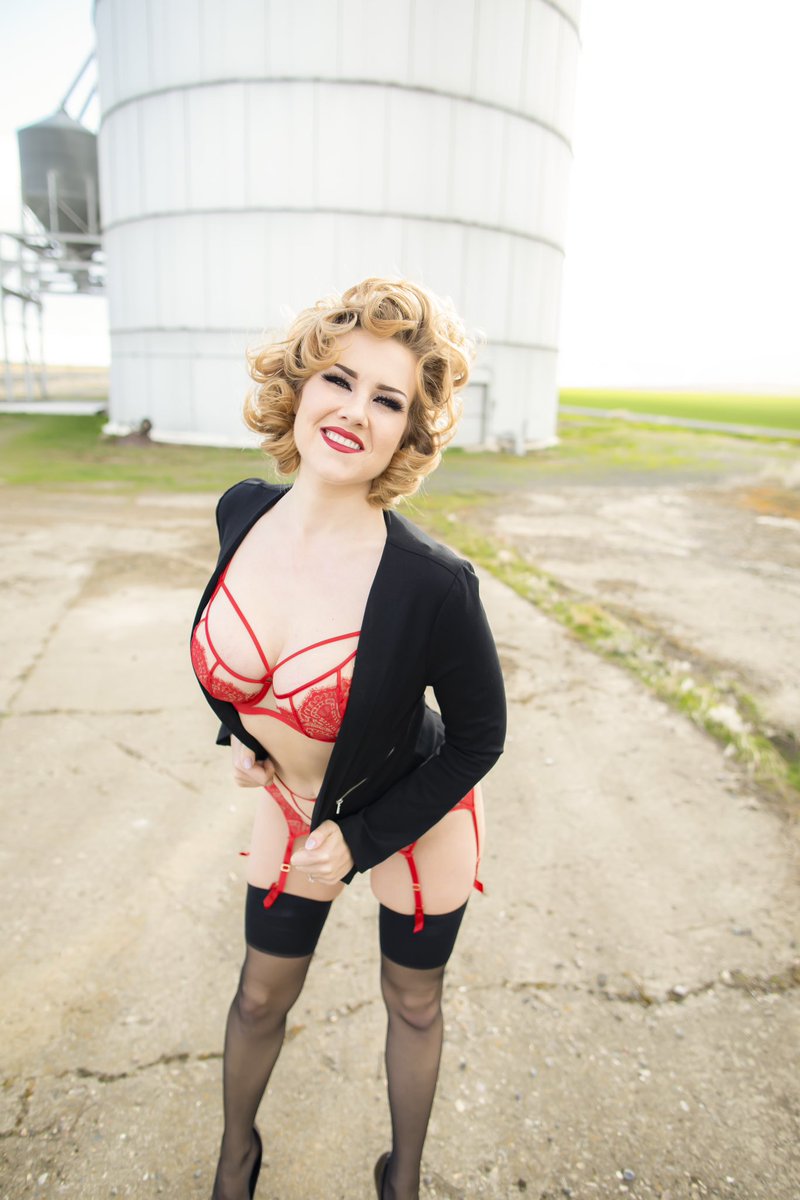 Spring is coming! @HollyDollyPinup is excited to lose this sweater! 

#pinup #pinupgirl #pinupmodel #pinupphotography #cheesecakepinup #pinupphotoshoot #pinupphotographer #pinupstyle #vintagepinup #outdoorphotography #supermodel #model #modeling #modelshoot #hollydollyburlesque
