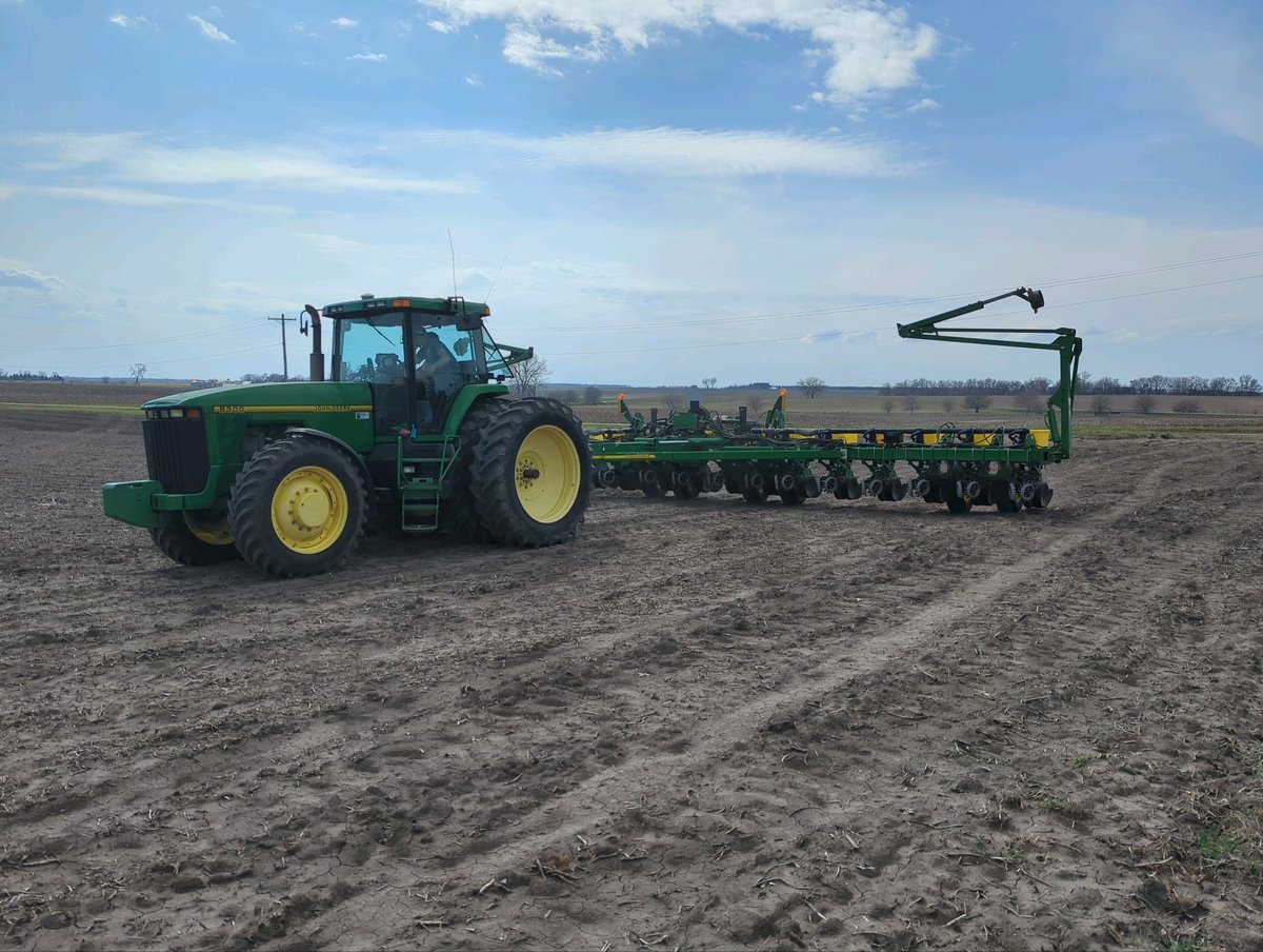 BottomLineSolu1's tweet photo. A beautiful day for first stage install on this JD1770NT 16r30 equipped with Precision Planting vSet/vDrive and a Gen 2 20/20 Seedsense monitoring.
#BLSyourPrecisionAgSource
#TrustBLS https://t.co/f9tdOYC9a7
