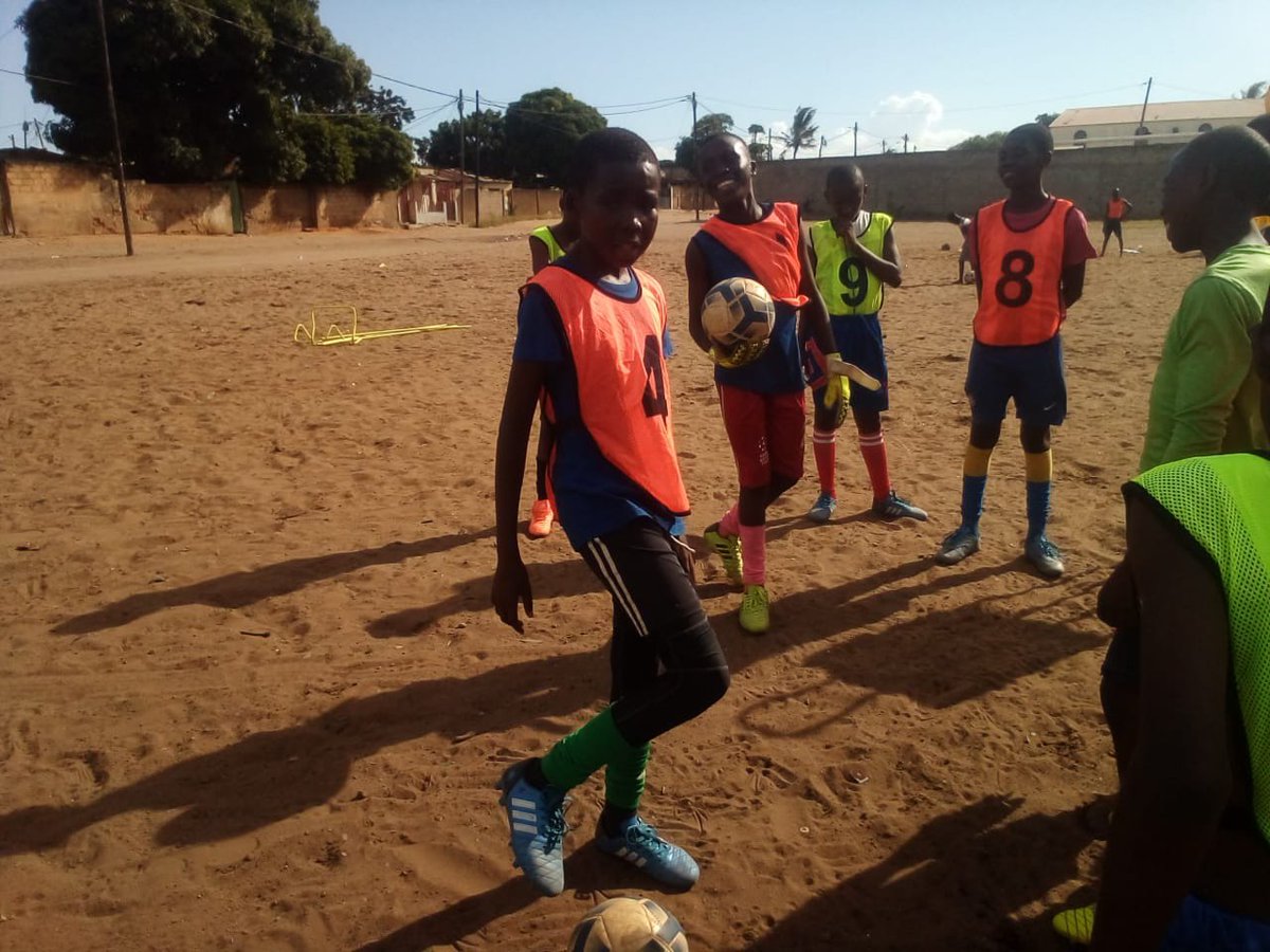 Santos de Angola🇦🇴 abriu escolinha de futebol em Benguela,pra treinar e tirar muidos da rua, tudo gratuito, se alguem quizer ajudar doando bolas equipamentos de treinos  são em vindos