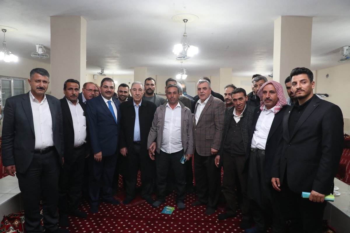 mcanpolatnet's tweet photo. Yeniden Refah Partisinden AK Partimize geçiş yapan Emirler Kanaat Önderi Sn. Seyyit Mehmet Ali Güneş ve ailesine, Büyükşehir Belediye Başkanımız Sn. Zeynel Abidin Beyazgül ve önceki dönem Milletvekilimiz Sn. Seydi Eyyüpoğlu ile birlikte rozetlerini taktık. 

#GerçekBelediyecilik
#HazırızKararlıyız

@Seydiamca @zabeyazgul