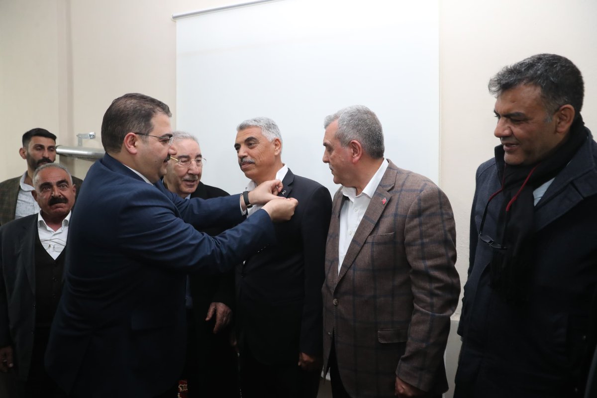 mcanpolatnet's tweet photo. Yeniden Refah Partisinden AK Partimize geçiş yapan Emirler Kanaat Önderi Sn. Seyyit Mehmet Ali Güneş ve ailesine, Büyükşehir Belediye Başkanımız Sn. Zeynel Abidin Beyazgül ve önceki dönem Milletvekilimiz Sn. Seydi Eyyüpoğlu ile birlikte rozetlerini taktık. 

#GerçekBelediyecilik
#HazırızKararlıyız

@Seydiamca @zabeyazgul