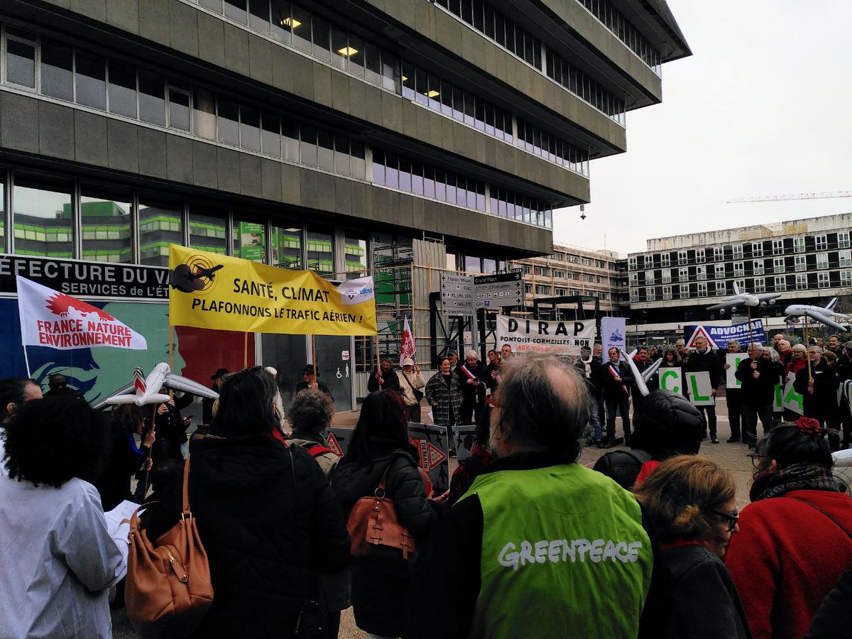 A l'appel du collectif NON AU T4 et de l' ADVOCNAR nous nous sommes rassemblé·e·s devant la préfecture du Val d'Oise pour demander le plafonnement en dessous du niveau de 2019 du trafic aérien des aéroports dont Roissy Charles de Gaulle.
Amsterdam l'a fait... Pourquoi pas nous ?