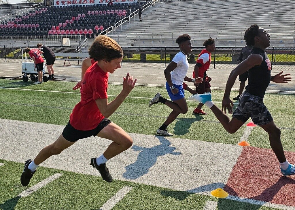 Fast Day yesterday afternoon at Speed Training in The Burg💪🏽💨 @rockerlee229 @NEGARecruits @RecruitGeorgia @JeffersonFootba @Rivals @borntocompete @229recruiting @RouteGod @on3 @KoreenBurch @UA_Athletics @prepprospect @ODFBall @JGonzalesJr10 @JohnGarcia_Jr @BHoward_11