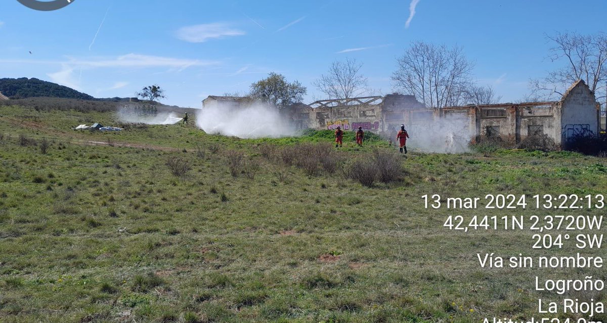 AT_Brif's tweet photo. Práctica conjunta para ampliar y asentar protocolos y actiaciones conjuntas, han consistido en:

🏡 Actuaciones en #IUF 
⏱️Aplicación de retardantes
🚒 Autoprotección con autobombas
 🚁💧Montaje de balsas 
🔥👨‍🚒Patrones de quema en #RxFire

Los #IIFF no entienden de dispositivos. https://t.co/A2LkqKCd54