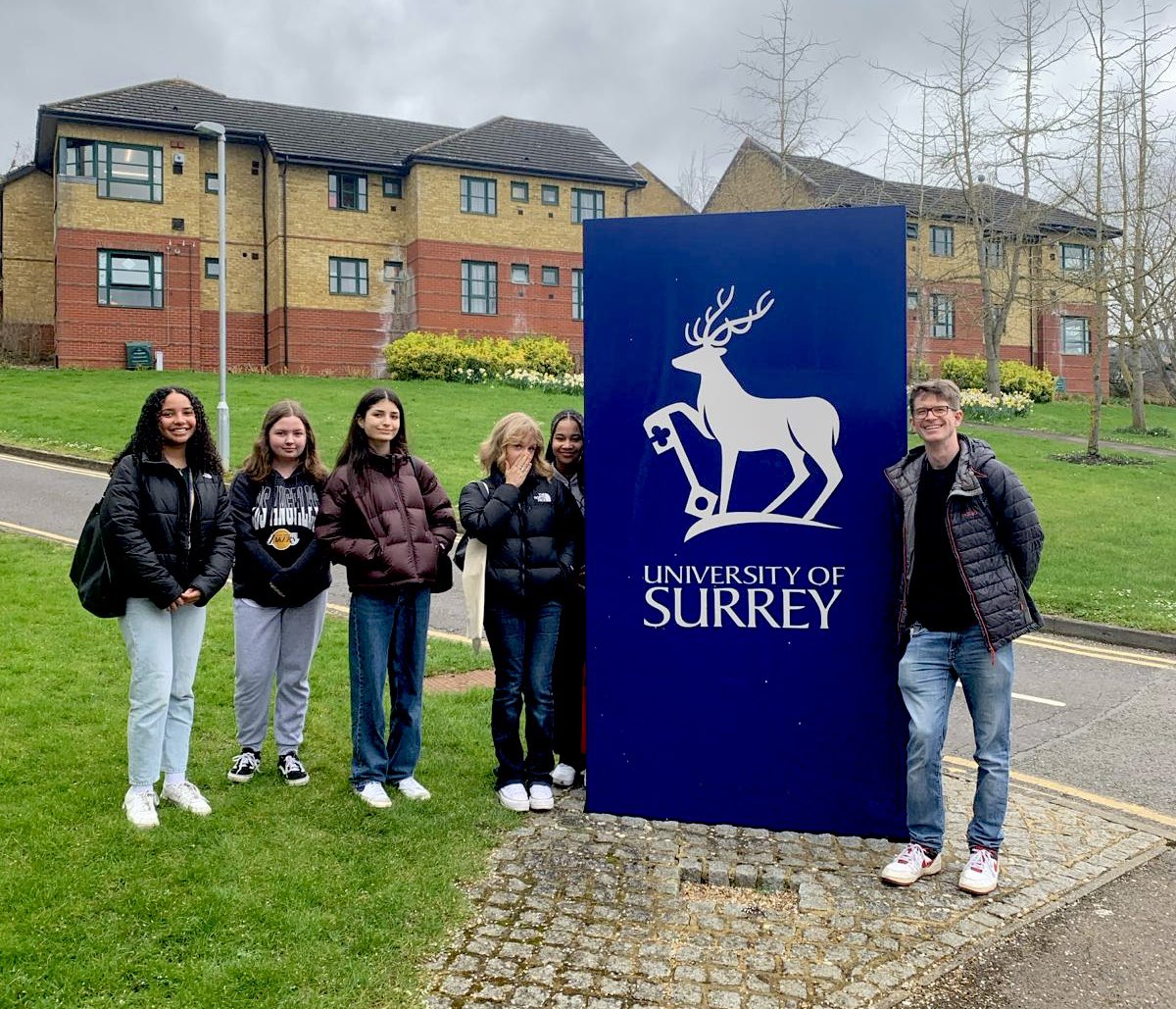 OrielHighSchool's tweet photo. These very lucky Y11’s had a great day out at the @UniOfSurrey Physics Academy day including meeting Physics Royalty Jim Al-Khalili 👏💜💪 #TeamPhysics #OrielScience https://t.co/XajSLa6NRQ