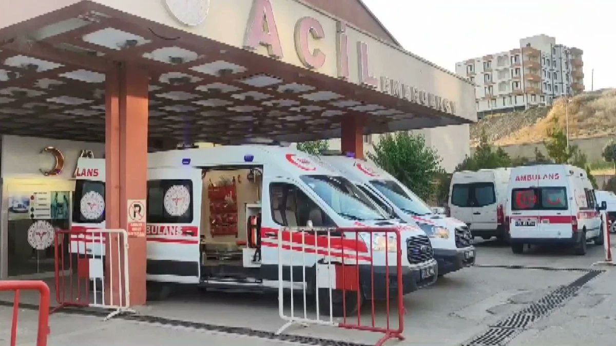 habercomsosyal's tweet photo. Şırnak’ta 4 yaşındaki bir çocuk, oyun oynarken bulduğu cismin patlaması sonucu feci şekilde can verdi.
#haber #sondakika #şırnak #patlama #güçlükonak #cisim #ölüm #3sayfa https://t.co/7k4z8yKQP1