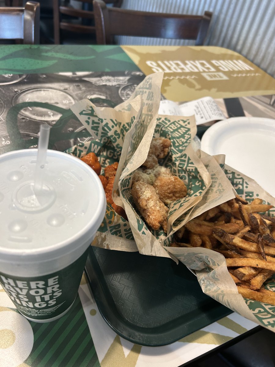 Stxr45's tweet photo. Nothing like relaxing on a Wednesday afternoon at a wingstop 😋 https://t.co/uKkxtCUgii