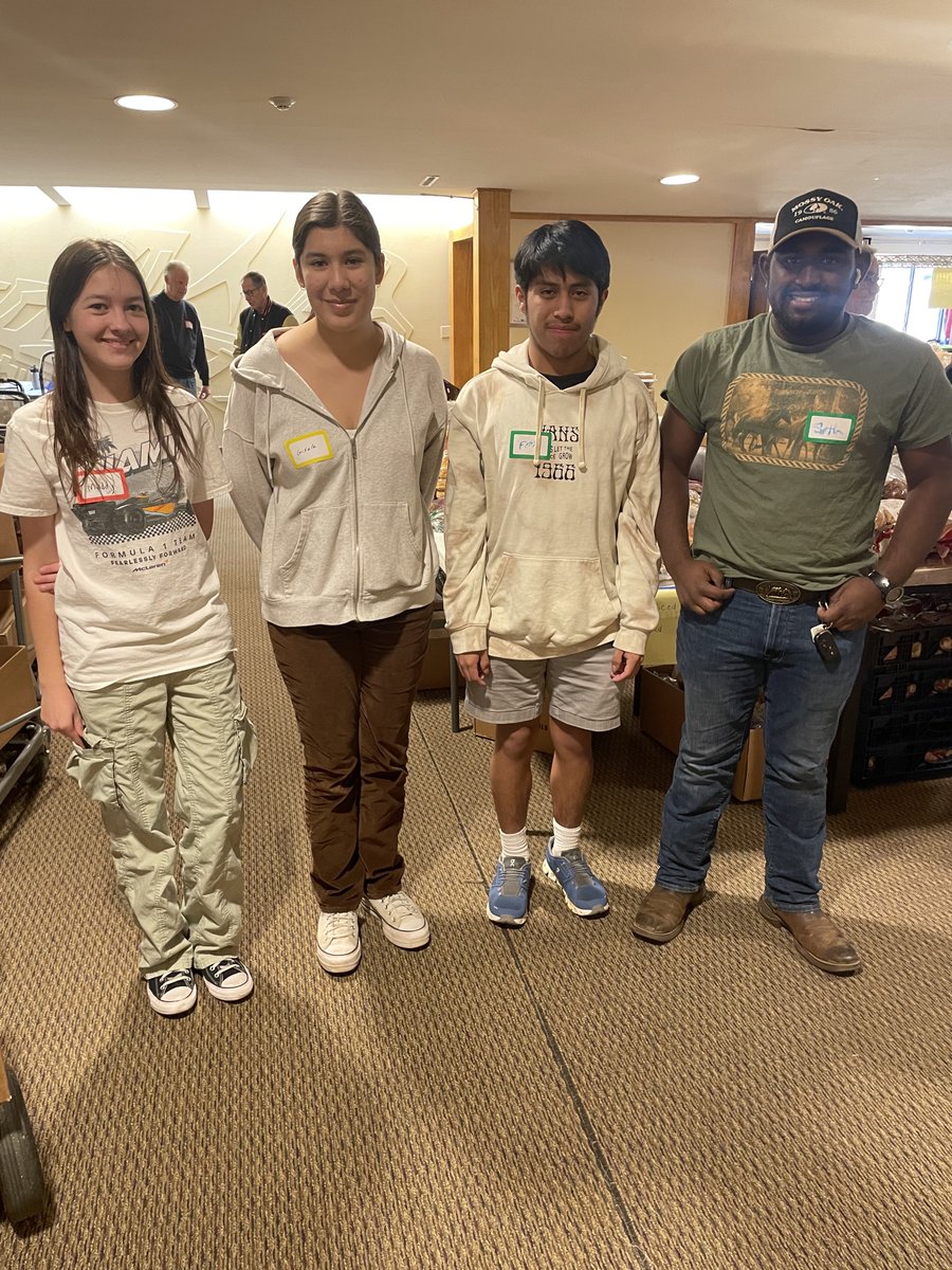 DA Spanish Teacher Ms. Gavfert recently took her Spanish Culture class to volunteer at the Covenant Cupboard Food Pantry. Using their Spanish skills, students helped clients shop for donated food items and load their cars. Nice job, Mustangs!
#damustangs #doinggood #spanishclass