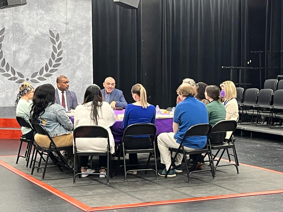 Thank you @SuptDuran, for visiting @APSGunston today! After classroom visits, he met with students and teachers. They shared what they love about Gunston MS and how we can improve. Your time and insight are appreciated! #APS #EducationLeadership @CRJEducation