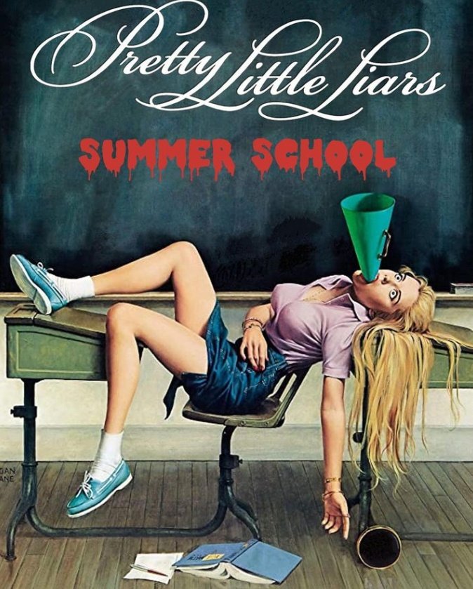 PLLnoBR's tweet image. A regra dos slashers é clara... Novos personagens entram para morrer junto com algum dos antigos. E a Kelly não tem aparecido muito nas fotos de bastidores. Será que o poster não é só uma referência e nossa mean girl vai de arrasta? #PLLSummerSchool