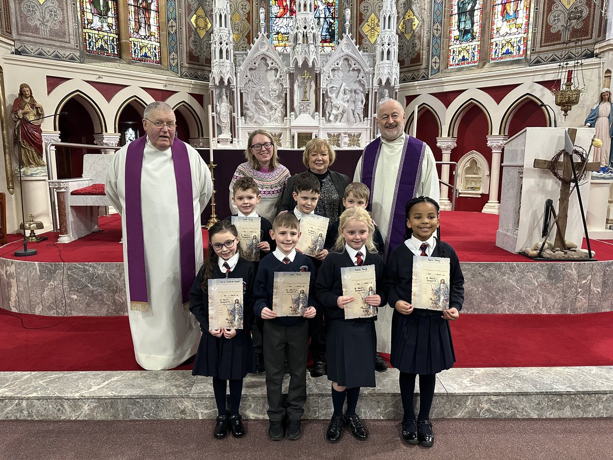 The P3 pupils from Downpatrick PS who made their First Confession on 13 March with Fr Liam Toland and Fr John Murray PP with Miss Kerri Breen and Mrs Sharon Fallon.