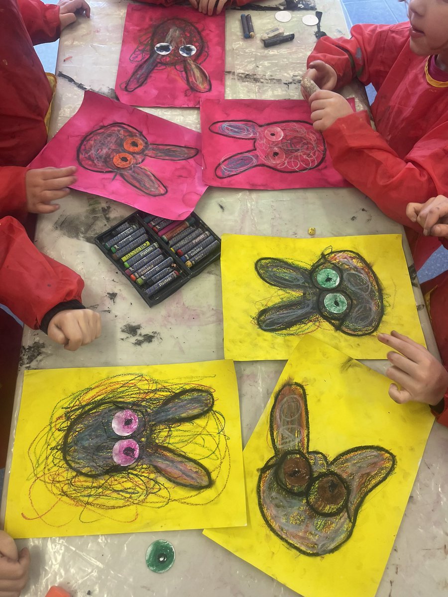 LVive1's tweet photo. Des petits lapinous🐇réalisés avec de la craie grasse et de l’encre lors du décloisonnement avec des GS #maternelle .
#artsvisuels . https://t.co/UzwBBz1EIs