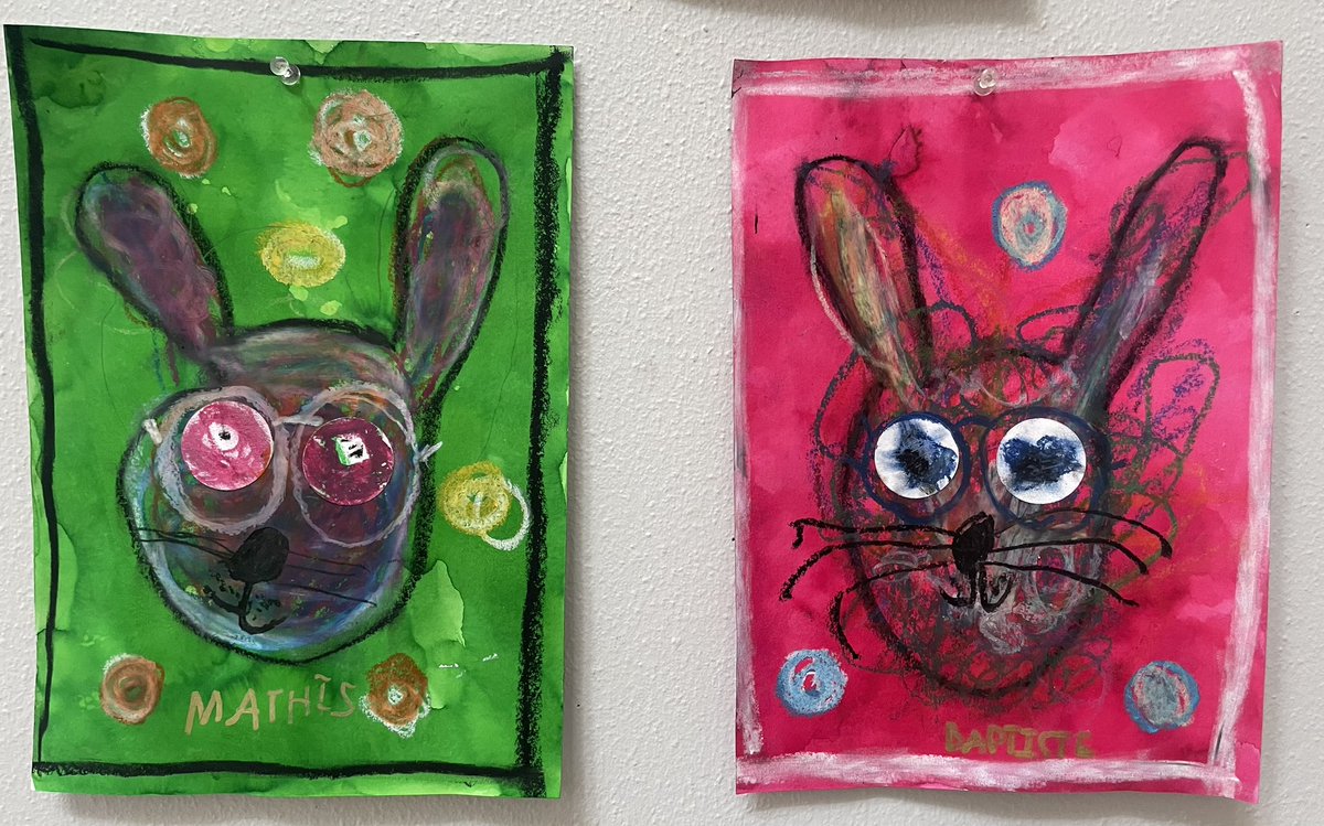 Des petits lapinous🐇réalisés avec de la craie grasse et de l’encre lors du décloisonnement avec des GS #maternelle .
#artsvisuels .