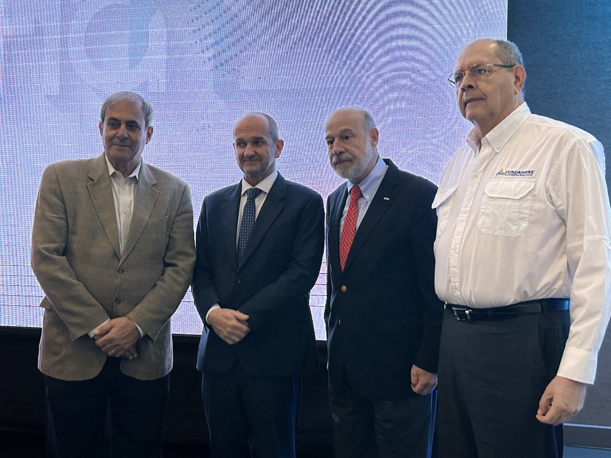 CCICHN's tweet photo. Hoy el Pdte @kqubain1 invitado por @FUNDAHRSE_ asistió al evento regional sobre el informe “Confianza y Reputación en Centroamérica 2023” donde los consultores Ítalo Pizzolante de @Pizzolante y Luis Maturen de #DATOSGroup realizaron una destacada exposición.
Además se desarrolló un foro empresarial con la participación del alcalde @OficialRobertoC @MarioMCanahuati y representantes de @CerveceriaHond y @Cargill