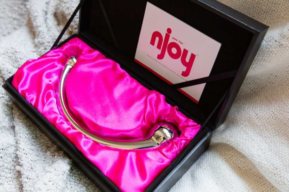 ✨The njoy Pure Wand, from the gorgeous line of njoy sex toys, is unique in that it’s non-vibrating and made completely of stainless steel. Its sleek, beautiful design makes it appealing to our erogenous zones💥 Check out our review of their Pure Wand. 🔗sluttygirlproblems.com/review/njoy-pu…