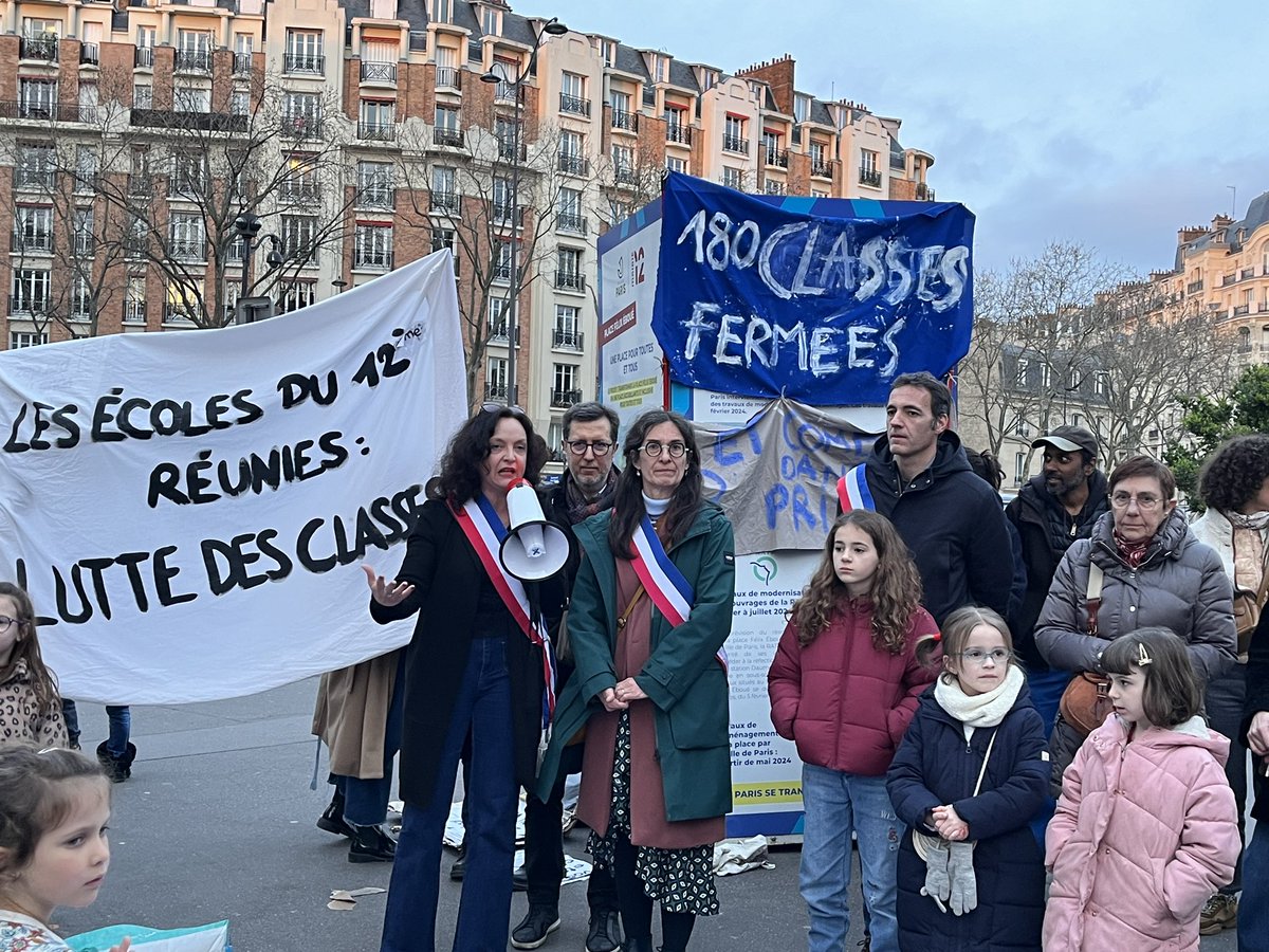 parentsBAL12's tweet photo. ✊Écoles en révolte✊ @Paris12 : d’Artagnan, Picpus 56 et Brèche aux loups réunies ce soir pr lutter contre les fermetures des classes lors d’un rassemblement pl. Daumesnil. happening banderoles : on ne lâche rien ! https://t.co/Rwo93SUsDx