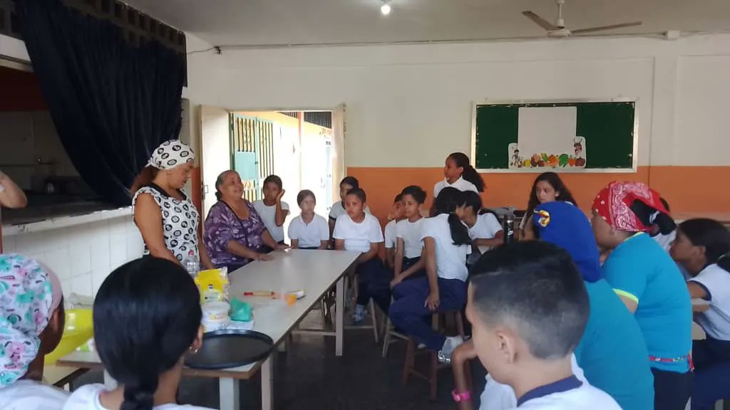 reddearte's tweet photo. #GestiónArtesanal🗣️ || Desde la Escuela Eloísa Fonseca del municipio #Valera en el estado #Trujillo la #RedDeArte, realizó el taller de elaboración de "Pan Artesanal" con la maestra artesana Yanet Briceño, en compañía de las niñas y niños de 4to grado de la institución. https://t.co/nZn2JsMtXQ