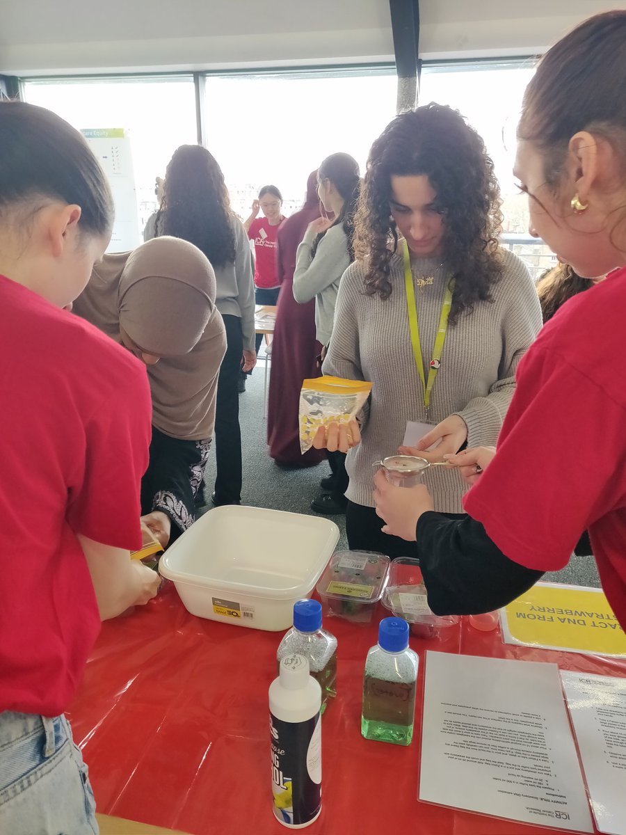 We're hosting #Alevel students from @CarshaltonHigh, @chelseaacademy and @HammersmithAcad for one of our annual #CareersInResearch interactive open evenings. We want to inspire future diversity in #CancerResearch through #PublicEngagement.