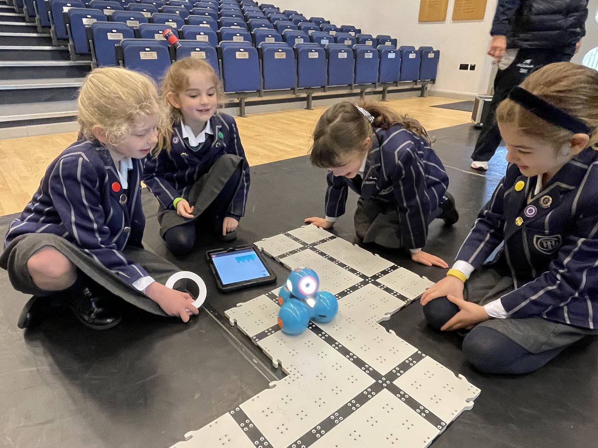 TownCloseSchool's tweet image. The @ScienceWeekUK STEM learning continued today with Lee McCowen from @EDTechSySTEMsKL leading hands-on coding workshops for our Year 3 &amp;amp; Year 2 pupils. 
#TownCloseVisitors #TownCloseSTEM #TownCloseYear2 #TownCloseYear3 #TownCloseScience #TownCloseComputing