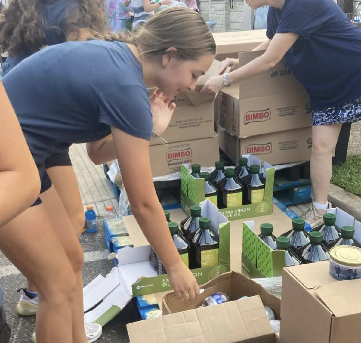 Houston-Memorial, TX, 2026 girls blue group helped out at a local food bank! 👏 👏 👏
.
.
.
#teenvolunteering #teensgivingback #makingadifference #foodbank #lionsheartstrong