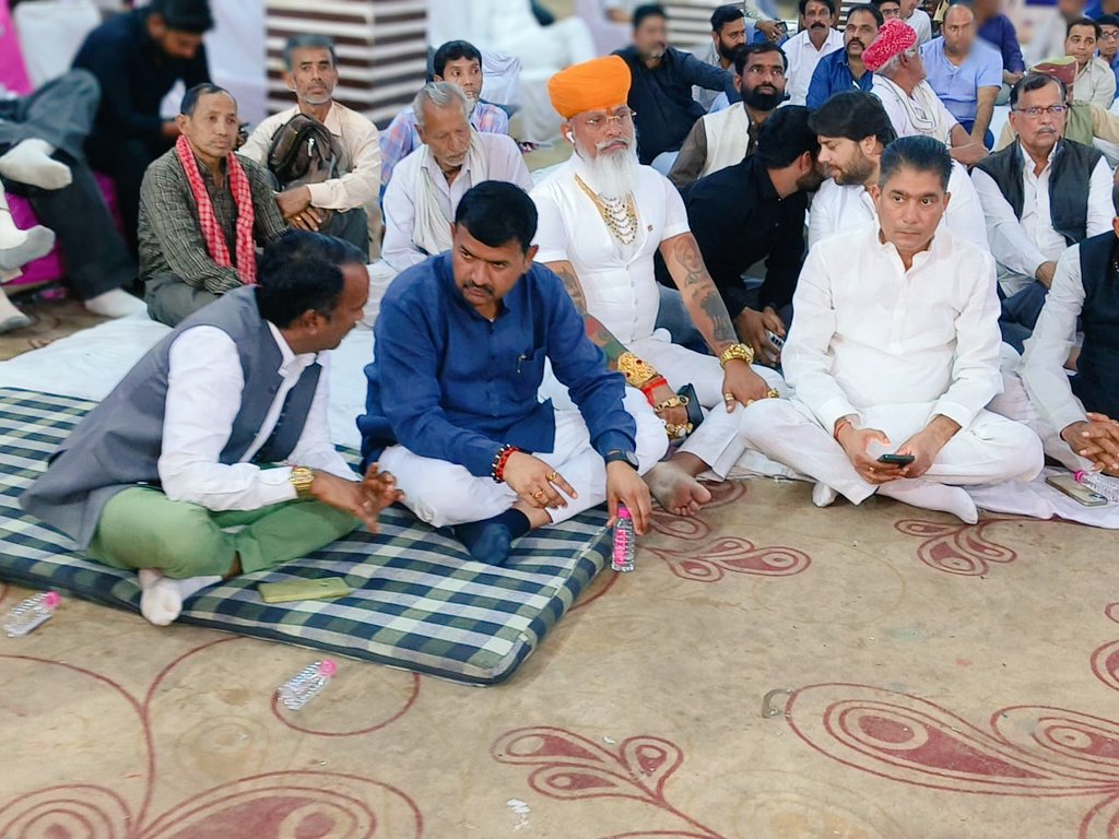 bhanwarsareta's tweet photo. महानायक लोकेंद्र सिंह कालवी जी को प्रथम पुण्य तिथि पर श्रद्धा सुमन अर्पित किए
इस अवसर पर श्री श्रवन सिंह बगड़ी, महामंत्री बीजेपी राजस्थान गुर्जर समाज के  नेता श्री विजय बेसला श्री भंवर सिंह पलाडा जी श्री राजेंद्र सिंह गुढ़ा पूर्व मंत्री राजस्थान सरकार  सहितगणमान्य उपस्थित रहे https://t.co/eNnjW0iAbU