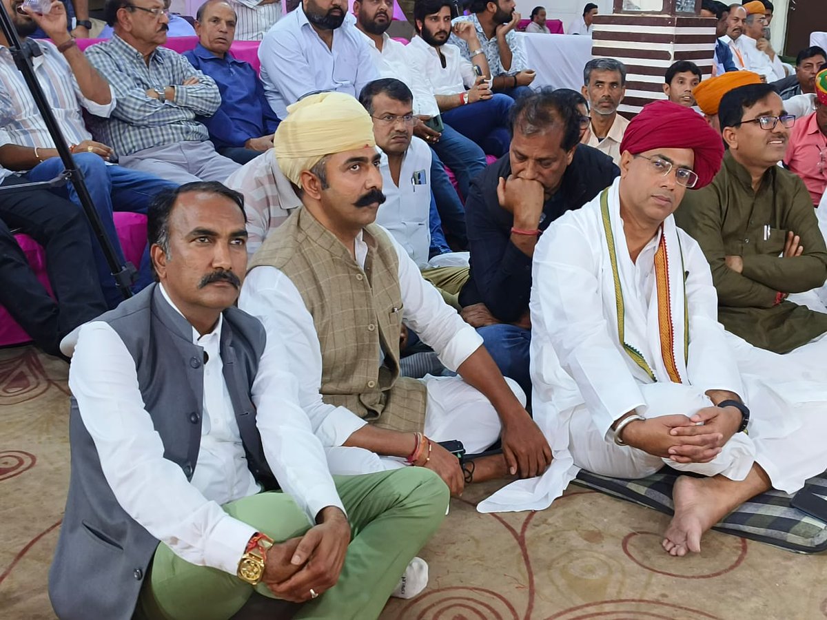 bhanwarsareta's tweet photo. महानायक लोकेंद्र सिंह कालवी जी को प्रथम पुण्य तिथि पर श्रद्धा सुमन अर्पित किए
इस अवसर पर श्री श्रवन सिंह बगड़ी, महामंत्री बीजेपी राजस्थान गुर्जर समाज के  नेता श्री विजय बेसला श्री भंवर सिंह पलाडा जी श्री राजेंद्र सिंह गुढ़ा पूर्व मंत्री राजस्थान सरकार  सहितगणमान्य उपस्थित रहे https://t.co/eNnjW0iAbU