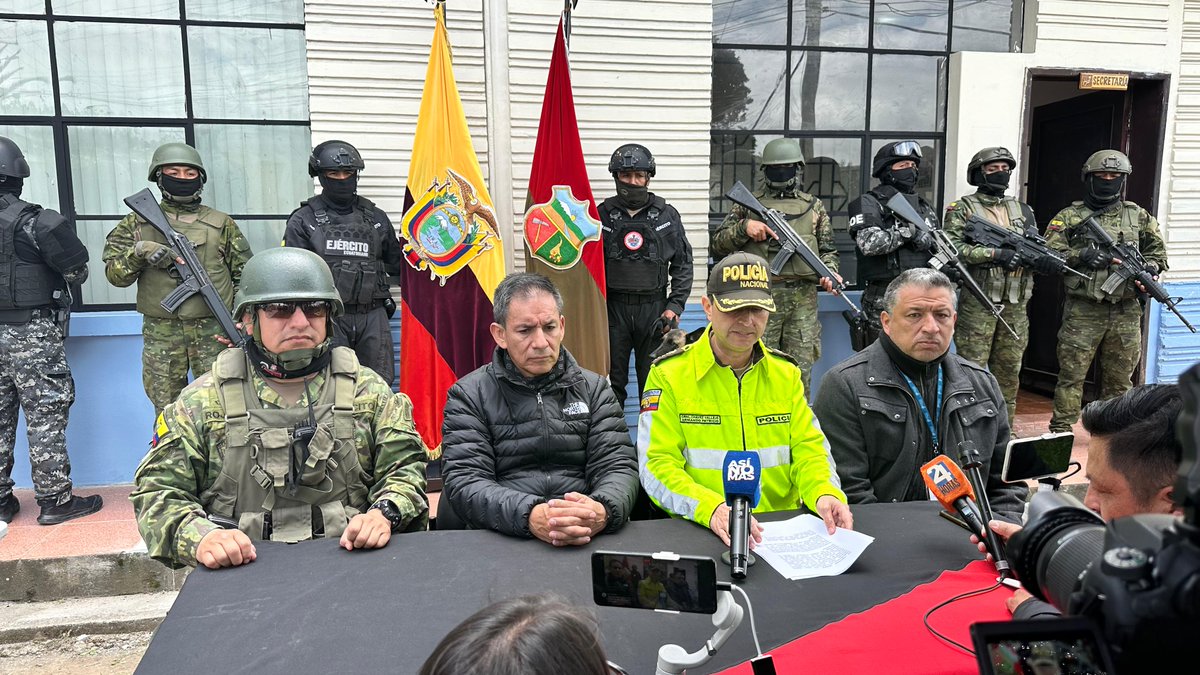 DEFENSORIAEC's tweet photo. #DPEenTerritorio I La delegación provincial de #Bolívar, liderada por el Dr. Benito Ribadeneira, participó en el operativo realizado por el bloque de seguridad a cargo de @FFAAECUADOR y @PoliciaEcuador  en el CPL Bolívar # 1. https://t.co/Z2SmIAZxCC