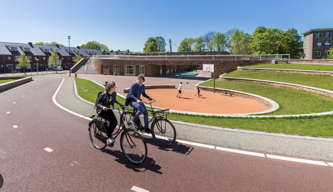 Ein Tod und ein Zeitungsartikel, der in den Niederlanden alles veränderte. Am 31. Oktober 1971 wurde die 6 jährige Simone Langenhoff von einem Autofahrer in Eindhoven getötet. Sie war eine von 400 Kindern, die 1971 auf 🇳🇱 Straßen ihr Leben verlor. Ihr Vater Vic war Journalist bei