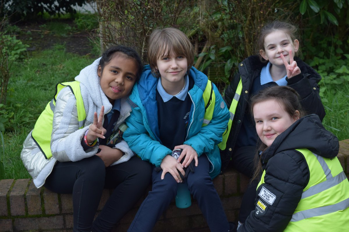 Yesterday 21 Young Carers from @VictoriaRoadPS enjoyed a trip to Chester celebrate #YoungCarersActionDay thanks to funding from @Go_CheshireWest. They travelled by train & completed a treasure hunt around the city. Visiting @ChesterCathedral nd @pizzaexpress for a yummy lunch🍕