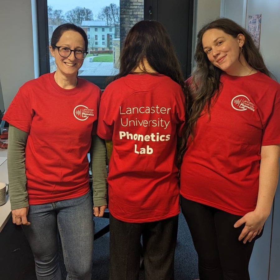 We have new t-shirts and are ready to hit the 2024 conference circuit! 🤩 Lab colleagues will soon be presenting at BAAP, NEW10, CLARe6, @issp2024, @LabPhon, ICLaVE, ISAPh... See you there! We'll be easy to spot...