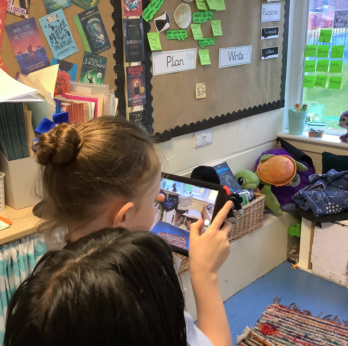 Year3Oli's tweet photo. A great lesson today in computing. The children learned all about digital cameras and how taking photographs has changed over time. We used a digital camera to then take photographs of interesting things around us. #olipcomputing @DeputyOLI @csergeant3 https://t.co/cHbCmr4aQb