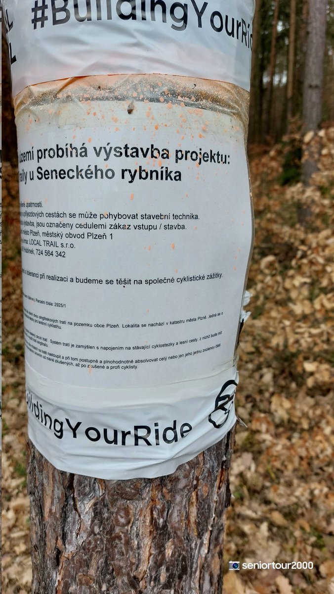 seniortour2000's tweet photo. @PohleduUhel @p_athologist 2/2 Od prozatimního startu/ nad ním se trasa dále prodlužuje, stále klesáte dolů/ množství klopenek i skoky k cyklostezce 2151, po druhé straně průseku vystoupáte lesem ty serpentiny včera focené a sjedete pár zatáček ke skautské klubovně ↘️↩️↪️🔄 #Bolevec #TrailSenecak https://t.co/o7mdstjrdD
